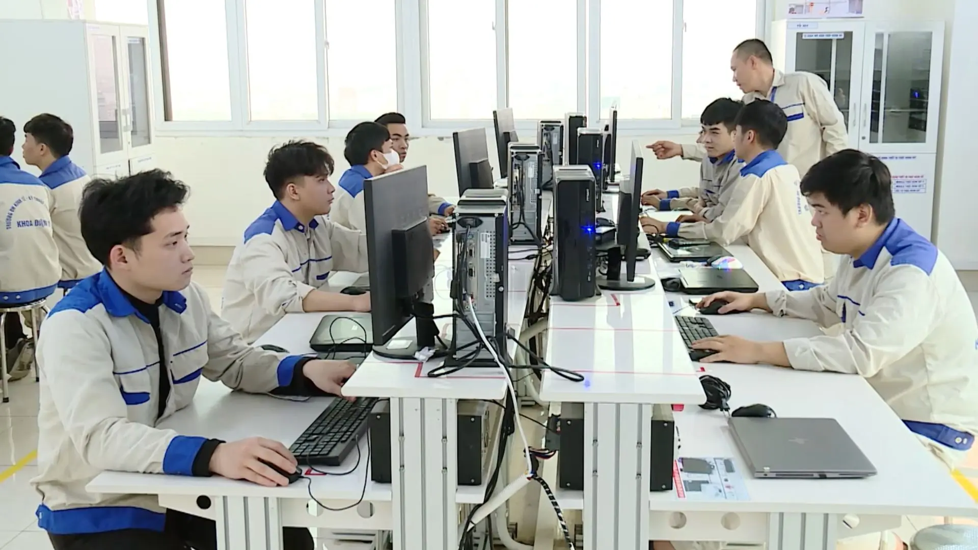 Dạy học hai buổi/ngày: Lợi ích nhiều, thách thức lớn | Giáo dục và Đào tạo | 28/09/2025